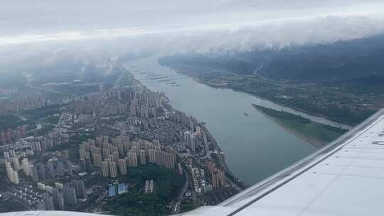 飞机降落第一视角飞机窗外城市建筑风光风景