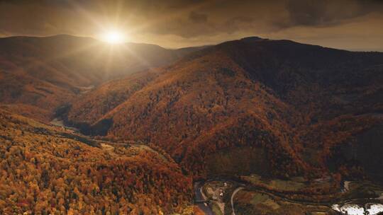 秋季日落景观小山村在峡谷环绕