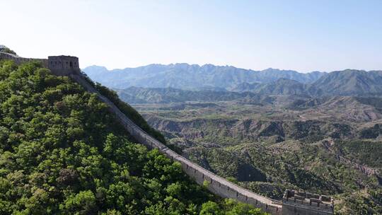 长城夏季晨光照耀青山绿水航拍