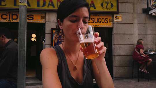女人在酒吧喝啤酒