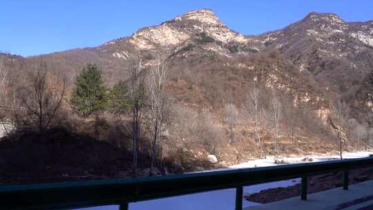 公路旁山村与山林景致