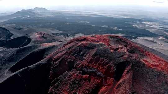 站在山顶俯瞰火山区的人