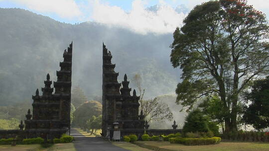 寺庙门前漂移的烟雾景观
