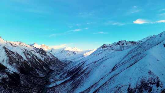 日落时分新疆天山山脉雪山山峰山脉航拍风景