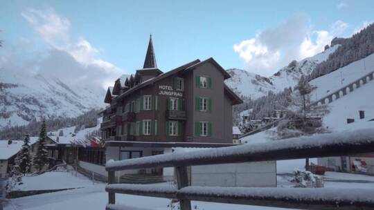 白雪覆盖的山上的旅馆