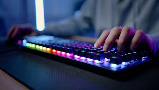 发光机械键盘打游戏视频素材模板下载
