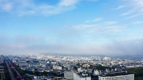 蓝天云雾中的小城