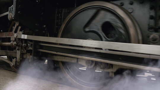 行驶中的火车车轮的特写镜头