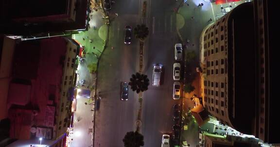 约旦街头在城市间穿越的汽车