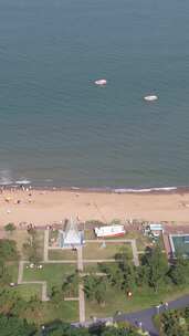 竖版航拍大海海浪沙滩山东日照万平口风景区