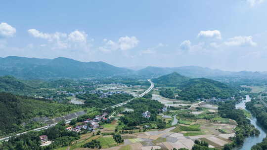 阳光下桂林山间高速公路旁的田园风光