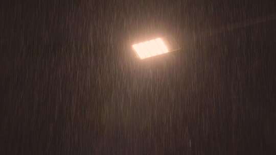 下雨的夜晚路灯
