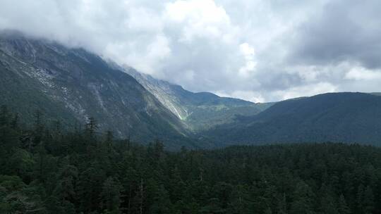 群山峻岭