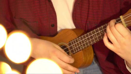 在弹吉他的女孩视频素材模板下载