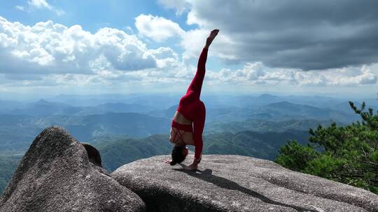 在高山顶户外练习做瑜伽的女人大自然森林处