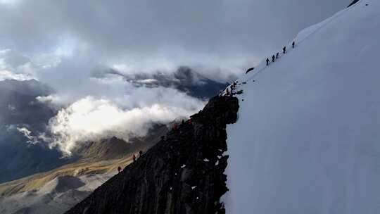 航拍攀登川西横断山脉乌库楚雪山的登山者