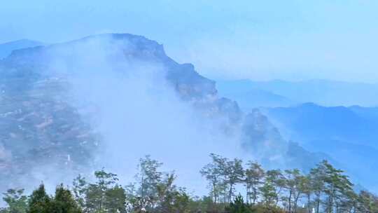 恍如人间仙境般的太行山深秋飘荡的云海