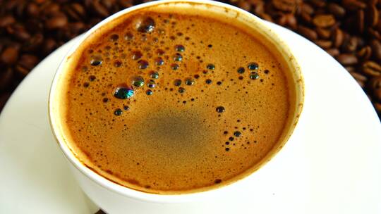 咖啡豆和咖啡杯特写