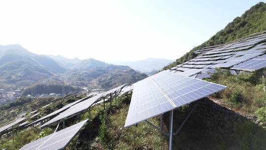 航拍山上光伏太阳能电池板