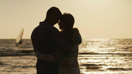 海边情侣接吻视频素材模板下载
