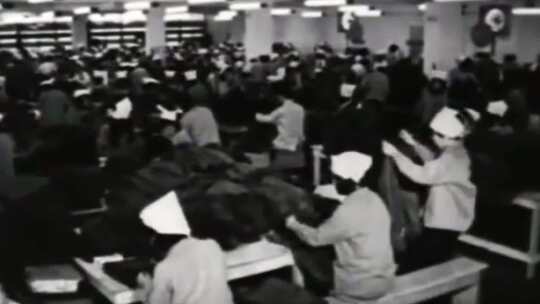 80年代深圳纺织缝纫女工打工仔生产线车间