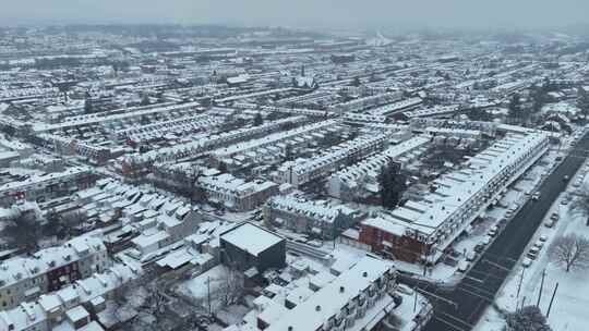 电影无人机飞越下雪的美国住宅区，冬季雪中