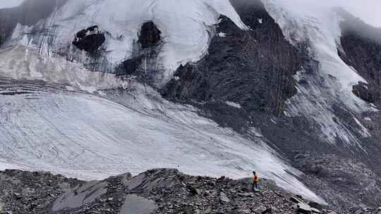 航拍攀登四川横断山脉乌库楚雪山的登山者