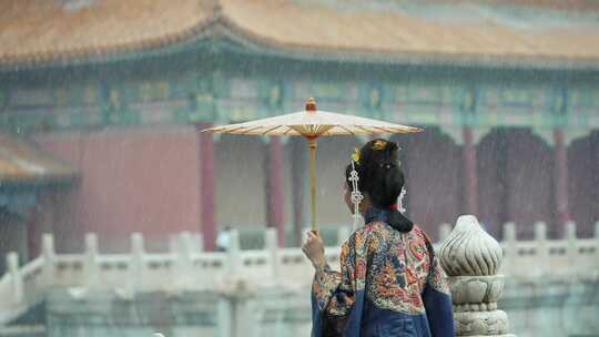 下雨天古装美女撑着油纸伞在故宫升格慢镜头