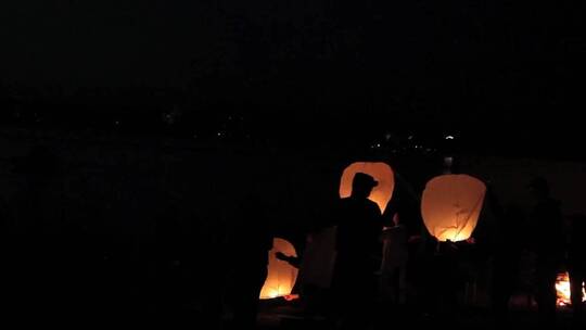 中国传统习俗放孔明灯