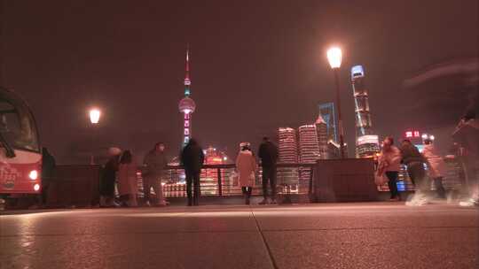 上海外滩游客游玩人流延时夜景视频素材