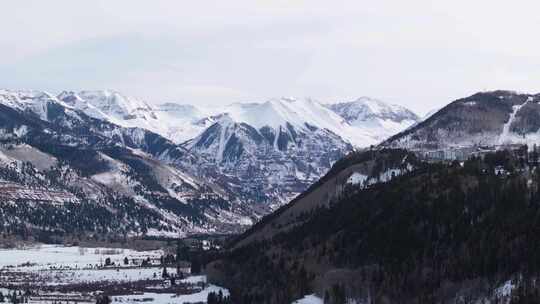 科罗拉多州碲化物高山下着雪的冬季景观。无视频素材模板下载