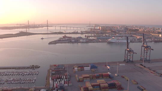 日落时港口的天线景观