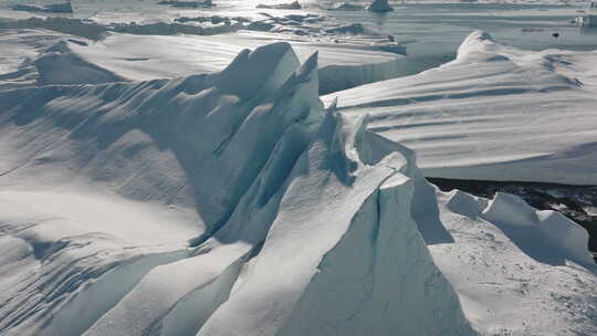 无人驾驶飞机飞越伊卢利萨特冰海