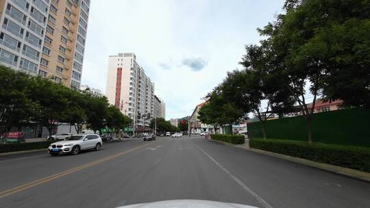 开车视角行驶在公路上  沿途风景