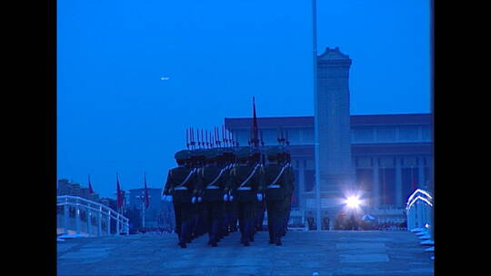 天安门国旗护卫队升旗仪式 仪仗队过桥 远景