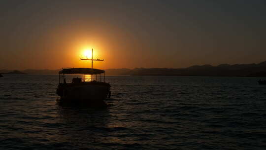 日落时的空渔船