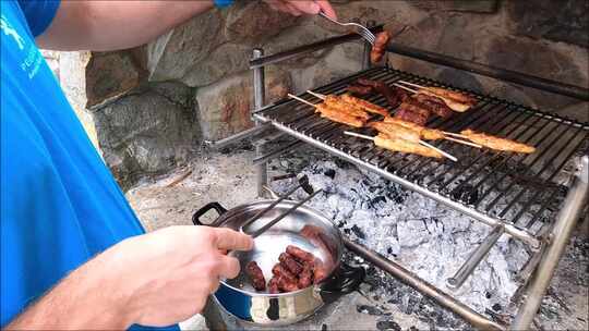 男人在烤架上烹饪香肠