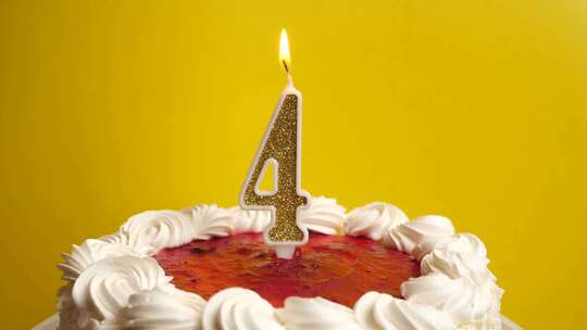 04.插入节日蛋糕的数字4形式的蜡烛被吹视频素材模板下载