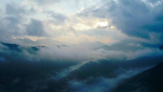 清晨云海中的群山