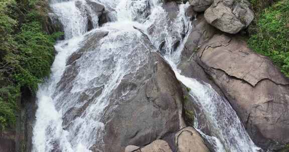 春季山涧流水航拍视频