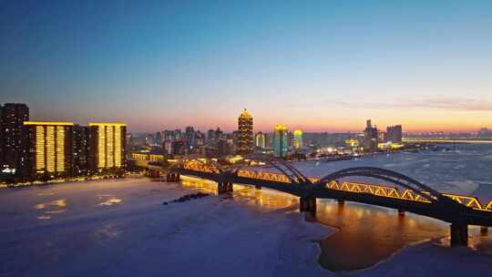 中国黑龙江哈尔滨松花江滨洲铁路桥夜景航拍