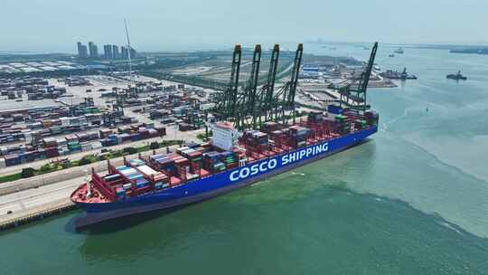天津港集装箱货轮航拍视频素材模板下载
