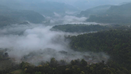 振兴乡村新农村雨后雾气大山环境