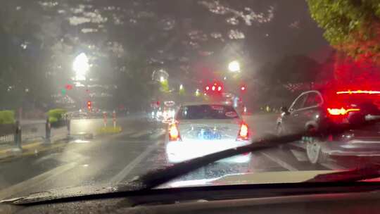 雨夜车窗雨刷道路行车视频素材模板下载