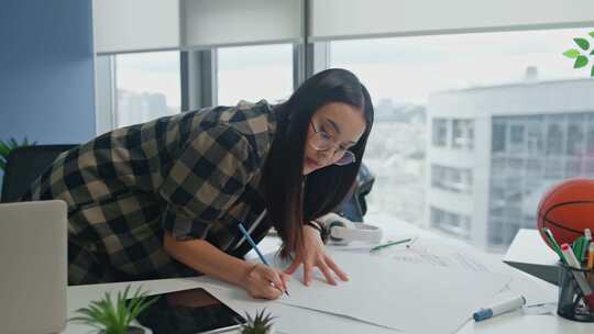 笔记本电脑、绘图、书桌、纸