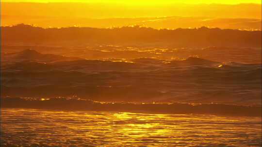 夕阳下的金色海浪视频素材模板下载