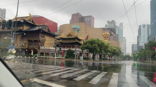 上海封城中的雨天路口