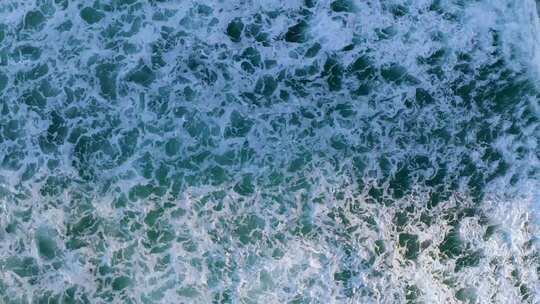 俯拍海面海浪特写