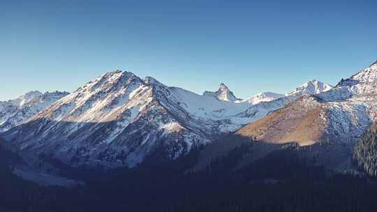 伊犁琼裤什台的壮丽雪山