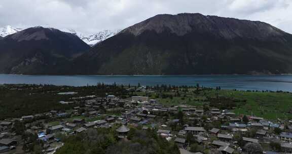 西藏林芝地区巴松错村庄神湖春色高空航拍